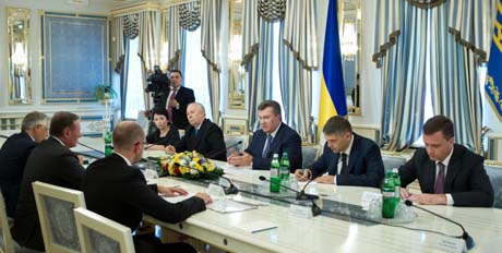 Янукович встретился с главами фракций