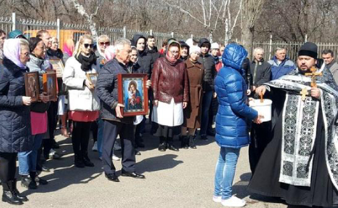 В оккупированном Луганске ударили по коронавирусу массовой молитвой