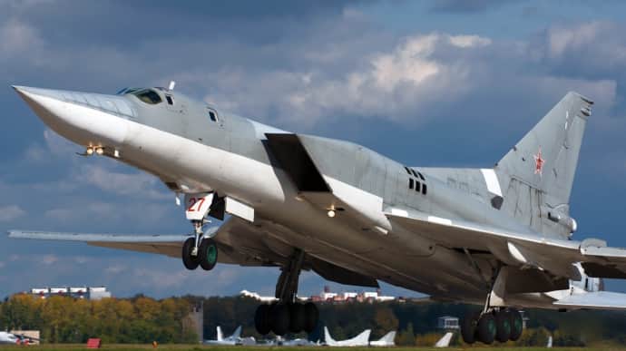 Tu-22M3 strategic bomber downed 300 kilometres from Ukraine, intelligence says – video