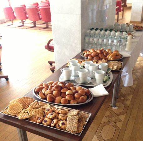 Прессу разместили в пресс-центре, где стоят столы с пирожками, сладостями и чаем. Фото Батькивщины