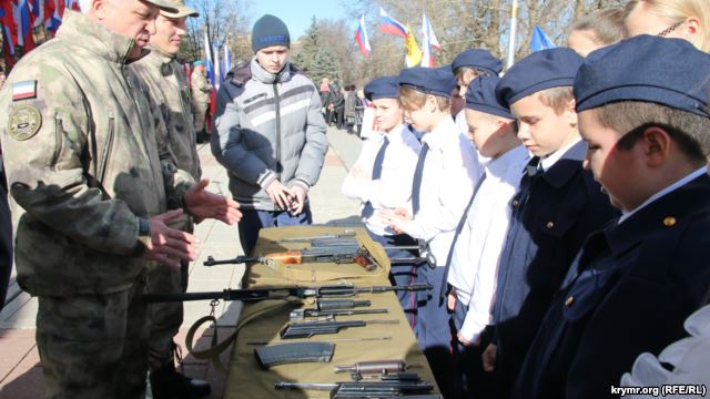 Сімферополь, дітей привчають до зброї