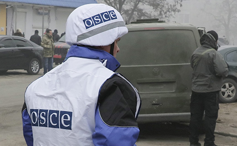 Наблюдатели ОБСЕ заметили у боевика повязку, как у россиян из СЦКК