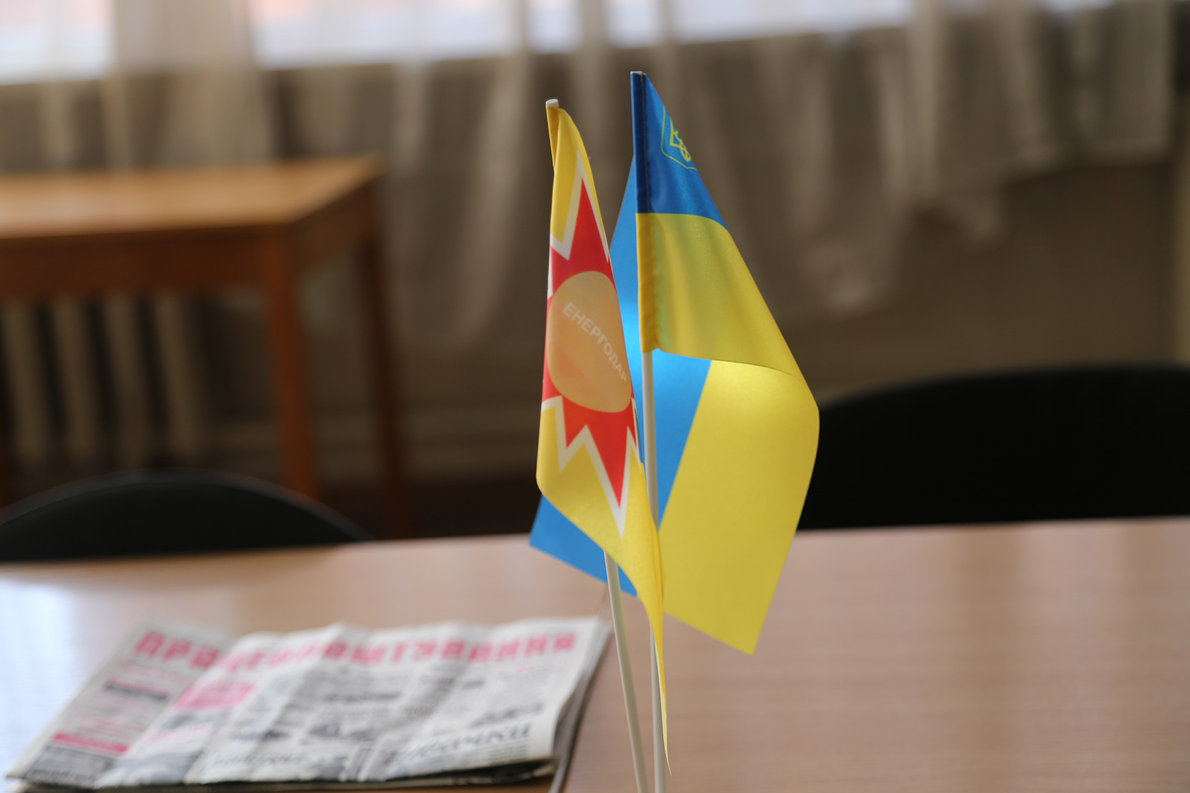Прапор Енергодару та прапор України у штабі для переселенців, березень 2023