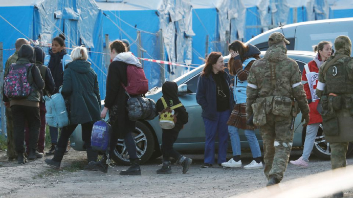25 людей евакуювали з Азовсталі – Reuters