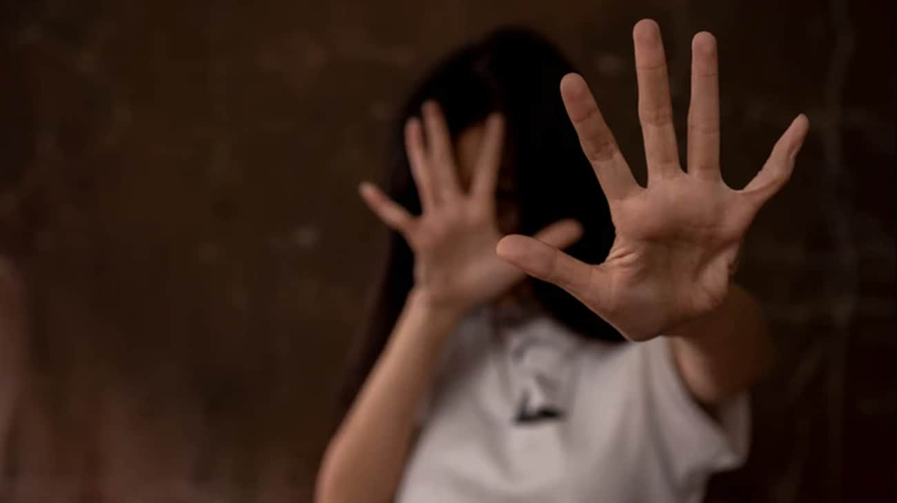 Soldat rus care a violat și bătut o femeie ucraineană captivă timp de peste un an, acuzat în absență    