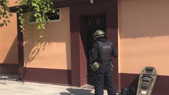 Оккупанты в Крыму ворвались с обыском в дом крымских татар