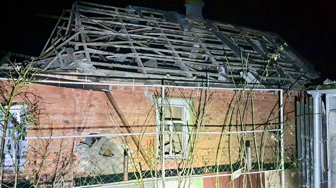 Обстріли Нікополя: ворог поцілив у 20 будинків, пошкоджена лінія електропередач