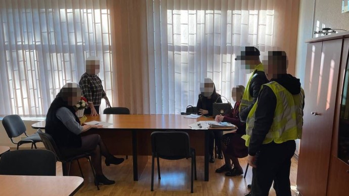 Силовики проводят обыски в управлении образования одного из районов Киева