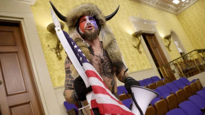 В США начался суд над шаманом и другими знаковыми штурмовиками Капитолия