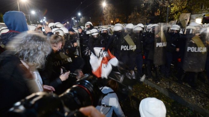 Мэр Варшавы пригрозил наказать полицию за избиение протестующих