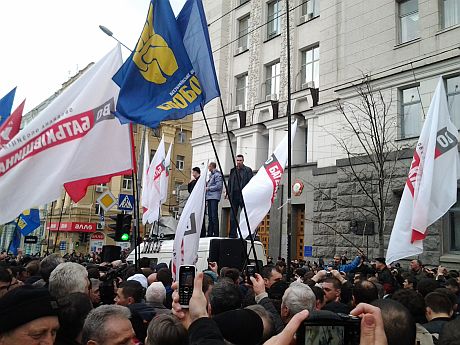 На мітингу під Харківською міськрадою Яценюк, Кличко й Тягнибок виступають з броньовика 