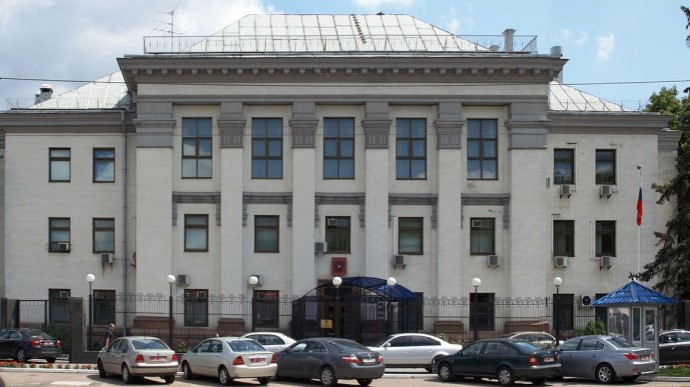 У посольстві Росії в Києві шукають вибухівку