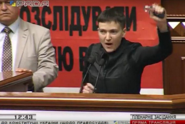 Під час одного з перших виступів у парламенті Савченко вже імітувала кидок гранати