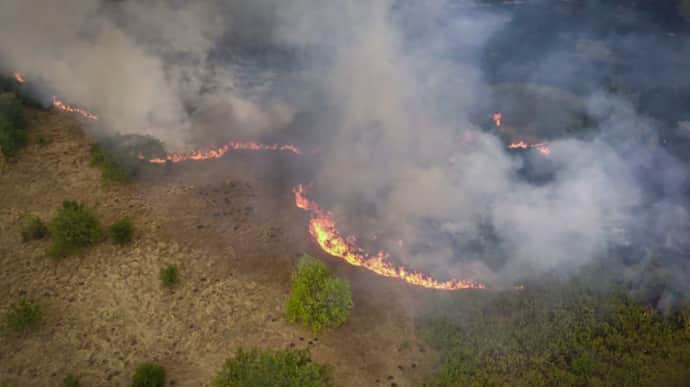 Large fire breaks out near Kherson because of Russian attacks, entire city covered in smoke