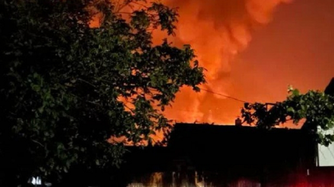 У РФ заявляють про атаку українських БпЛА на нафтобазу та вибухи і пожежі в Бєлгороді