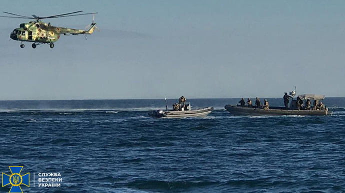 В Черном море провели учения: освобождали захваченное террористами судно