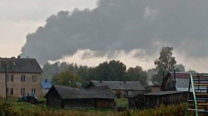 Атака на російський аеродром у Новгородській області: безпілотник пошкодив літаки
