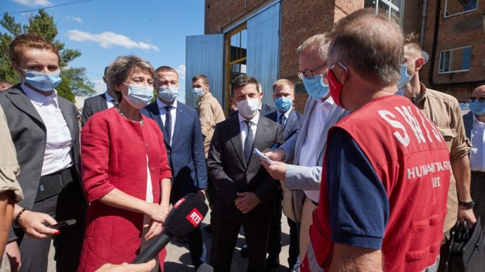 Зеленський і президентка Швейцарії зустріли гуманітарку на Донбасі