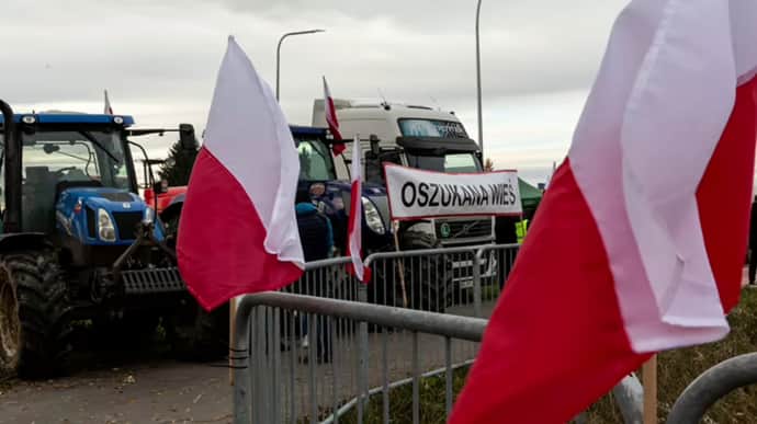 Польские фермеры заблокировали движение автобусов в пункте пропуска Медика - Шегини