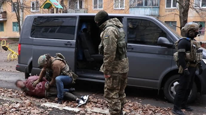 СБУ: Житель Краматорска следил за ВСУ через оптический прицел, сливал данные врагу