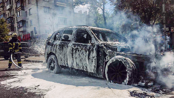 У центрі Києва вибухнув BMW X5: згоріли два авто 