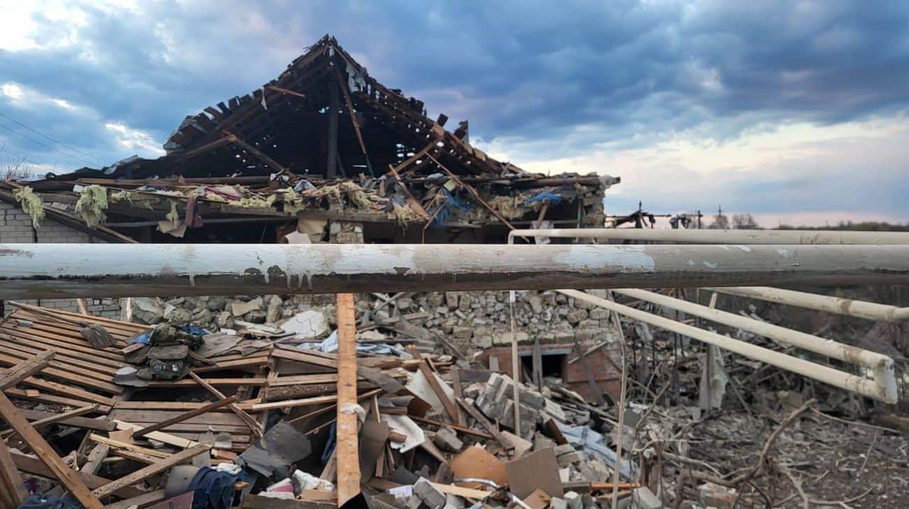 Росіяни вдарили КАБом по будинку в Куп'янську: 4 постраждалих, під завалами люди