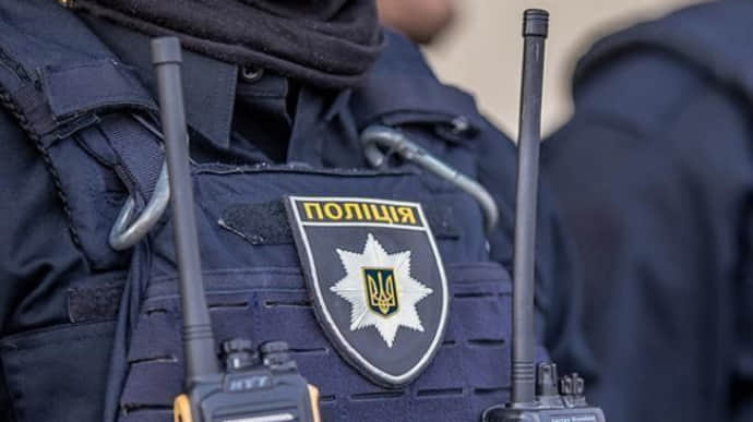 У Києві поліція шукає чоловіка, який напав із ножем на дітей