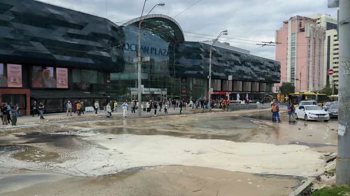 В Киеве на Лыбедской в очередной раз прорвало водопровод: дорогу затопило, движение перекрыли