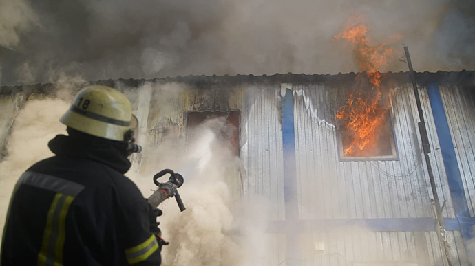 Киев снова в топ-10 городов с самым грязным воздухом: горят пожары войны