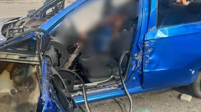 Росіяни скинули вибухівку на авто з подружжям в Бериславі: дружина загинула, чоловік у лікарні