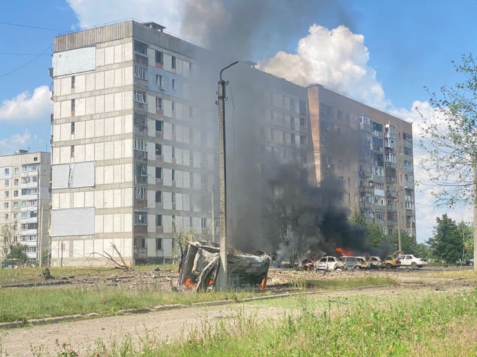 Обстріл міста Первомайський, снаряд влучив у парковку