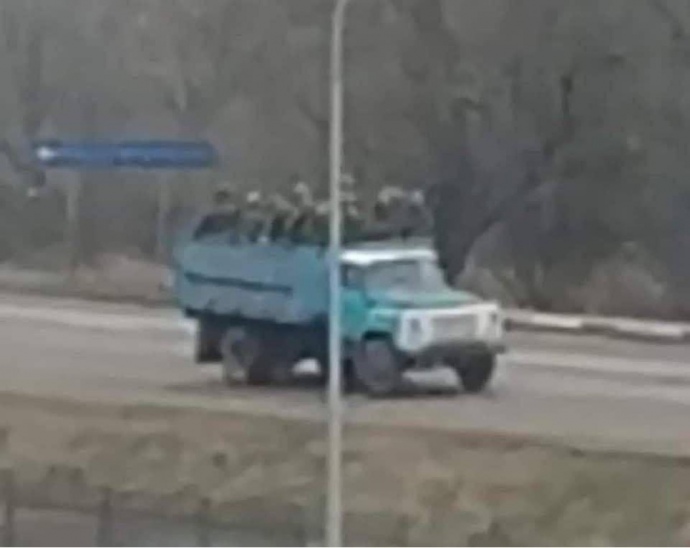 Русские оккупанты едут в гражданском грузовом автомобиле ЗИЛ-190