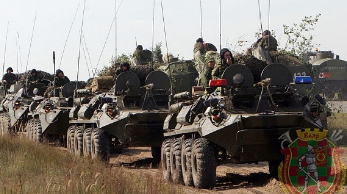 На тлі протестів Лукашенко влаштував масштабні навчання з танками і літаками