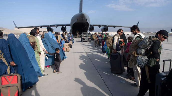 Талибы хотят возобновить международные рейсы: проблемы в аэропорту решены