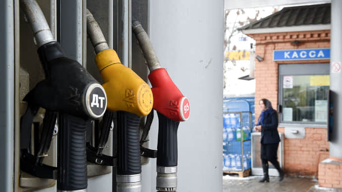 UK intelligence analyses possible consequences of petrol crisis in Russia