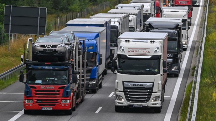 Під час тривоги в Київ не пускатимуть вантажівки