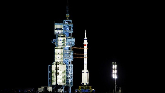 Китай запустил на орбитальную станцию ракету с тремя космонавтами