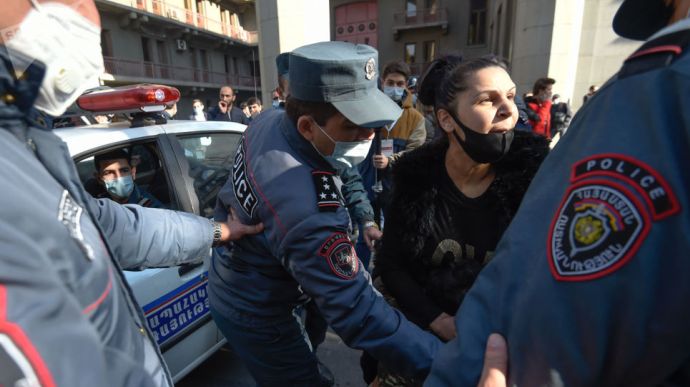 У Єревані мітинги, сутички й затримання. Люди вимагають відставки Пашиняна