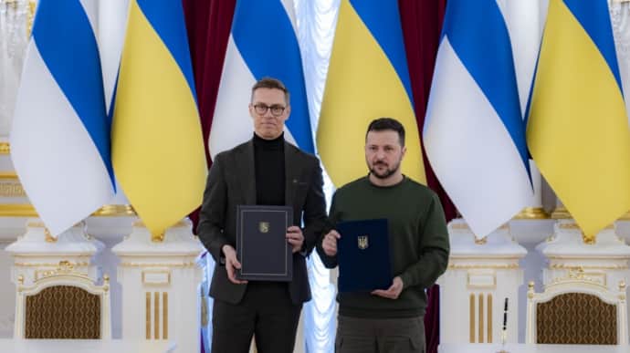 Ukraine signs security agreement with Finland, Ukrainian President's Office shares details – video