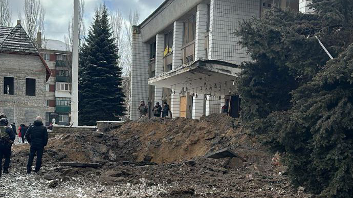 Росіяни влучили в медичний заклад і палац культури на Донеччині: є поранений