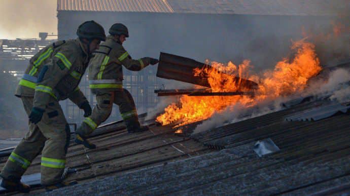 Russia hits businesses in Kherson when rescue workers were extinguishing fire