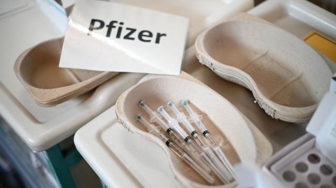 Pfizer і BioNTech сподіваються розробити вакцину проти штаму Омікрон до березня