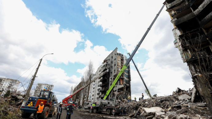 Київщина: вісім багатоповерхівок у Бородянці демонтують, селище розміновують