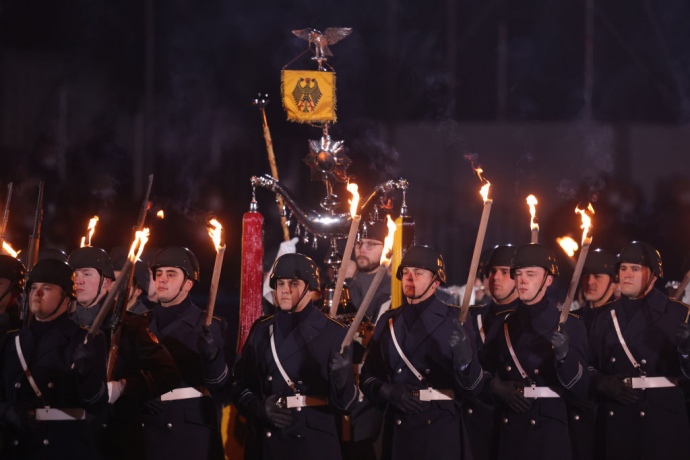 Марш військових зі смолоскипами 2 грудня 2021 року на честь закінчення терміну Меркель на посаді