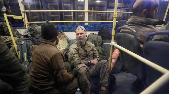 Захисників з Азовсталі вивезли в окуповану Оленівку в ОРДО – Reuters