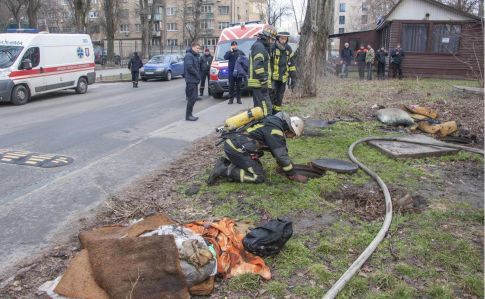 Під час пожежі в теплотрасі у Києві загинули 3 людини