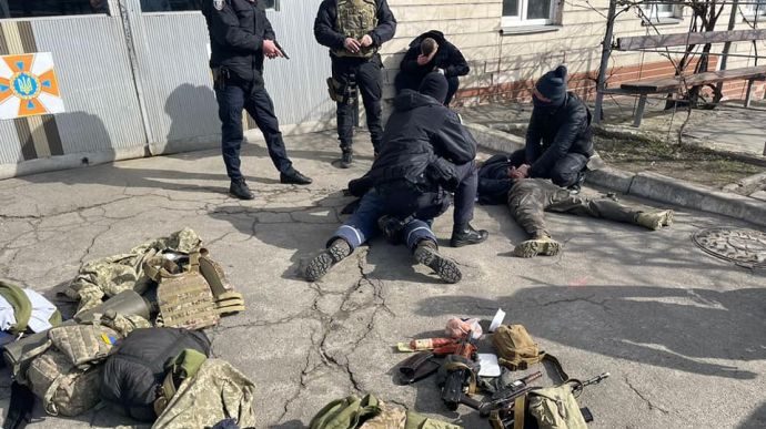 В Киеве гости просили у пожарных одежду под видом ВСУ