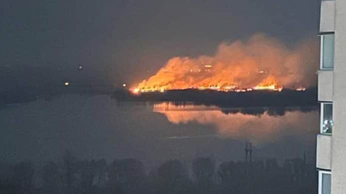 В Киеве пожар в экопарке Осокорки удалось потушить