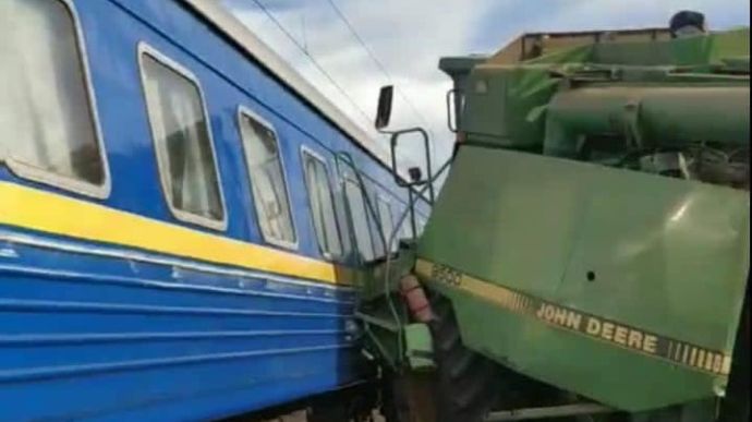 Пассажирский поезд на Львов протаранил комбайн