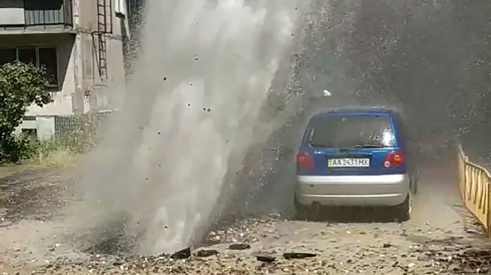 На Березняках у Києві прорвало трубу: струмінь води побив вікна